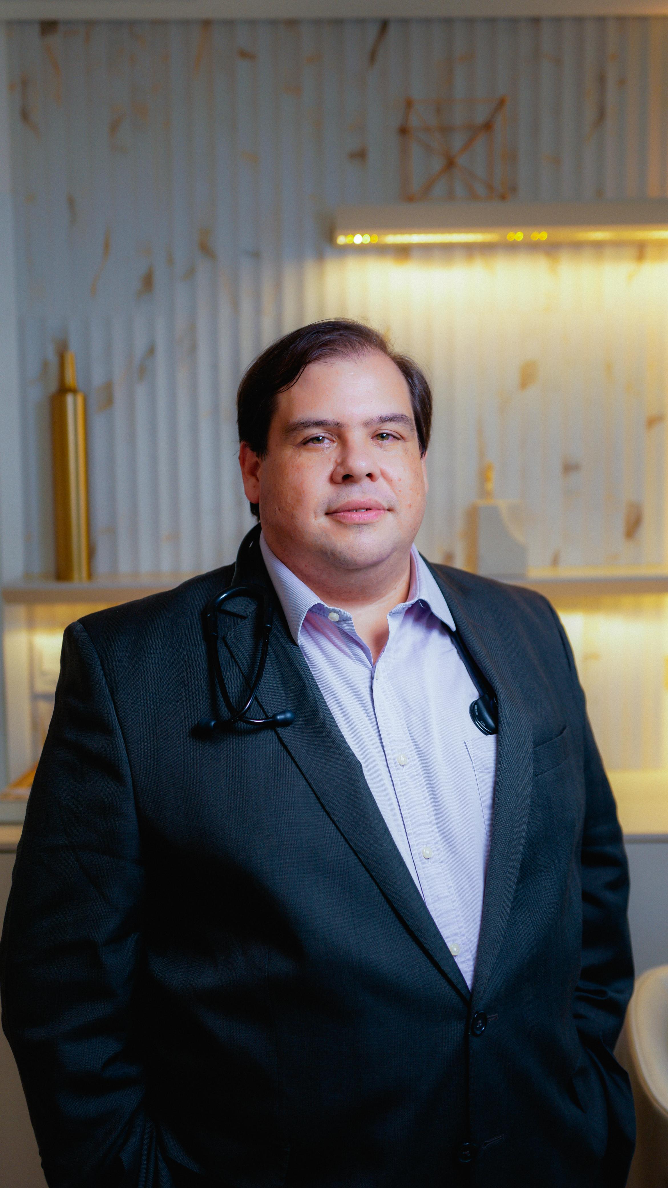 Dr. Giuseppe Gatto, nefrologista, em ambiente clínico